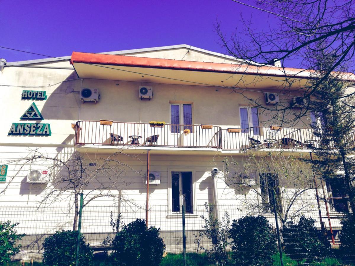 AnSeZa Hotell Kutaisi Eksteriør bilde