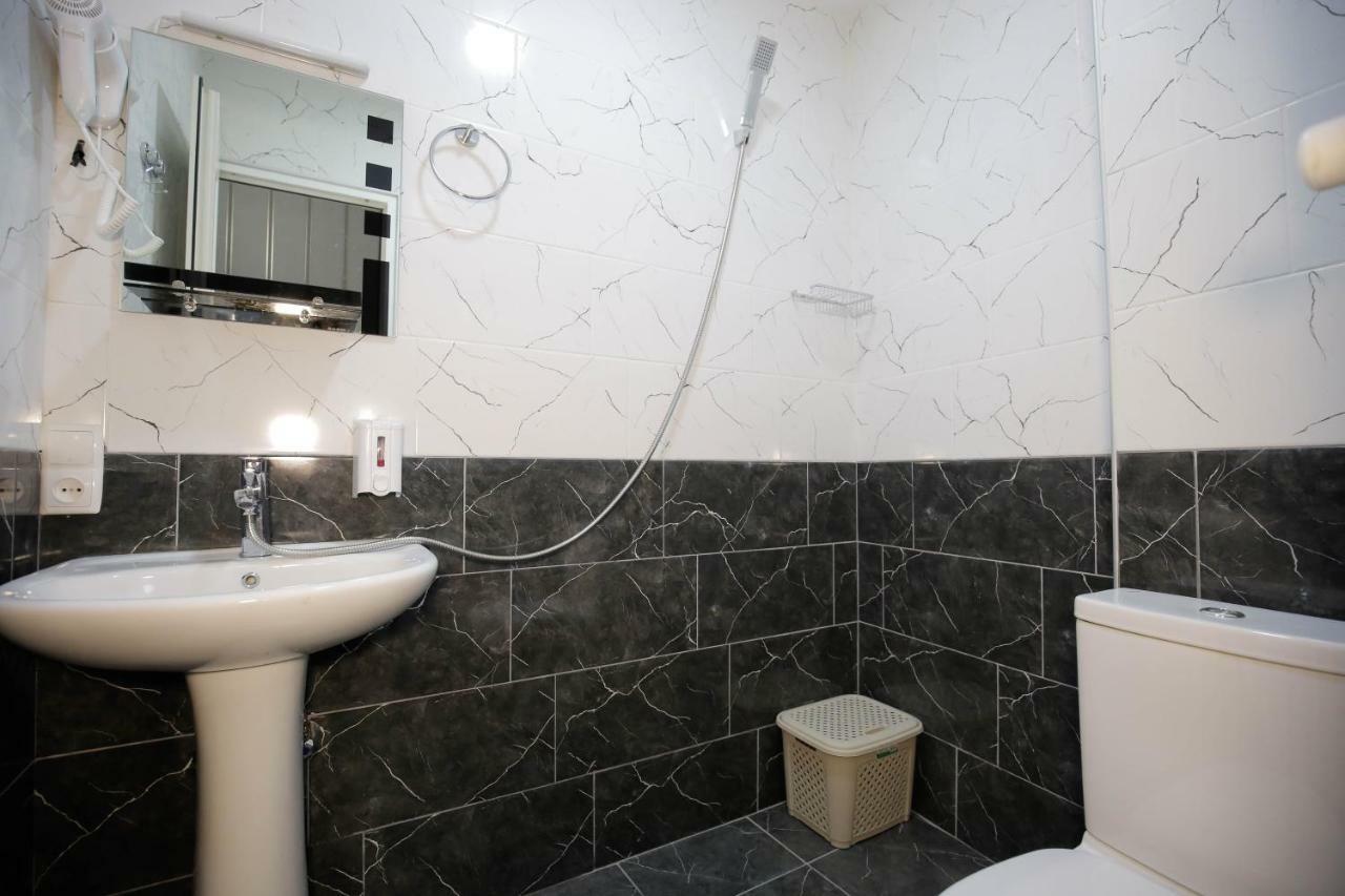 AnSeZa Hotell Kutaisi Eksteriør bilde